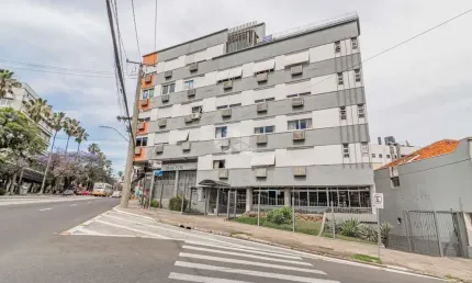 Semimobiliado 3 dormitórios/Quartos. Garagem coberta. Bairro Petrópolis