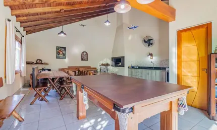 Sobrado à venda com 3 dormitórios/Quartos, sendo 2 suítes. Piscina. Garagem coberta