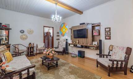Encante-se com esta Residência Espaçosa de 3 Dormitórios em um Ambiente Acolhedor!