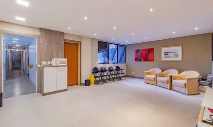 PREÇO BAIXO: Conjunto de 03 Salas com ampla sala de Recepção e 03 vagas estacionamento.
