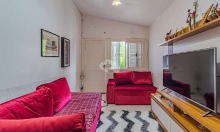 Casa Canoas em Condomínio 2 dormitórios/Quartos. Pátio com piscina. 3 Vagas carro.