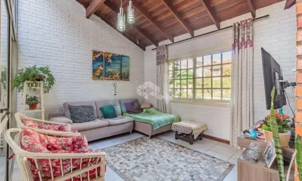 Casa condomínio Fechado 4 dormitórios 212m² área construída. Estuda receber casa na praia.