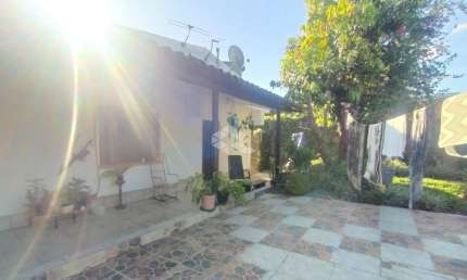 Casa Ampla de 3 dormitórios sendo 1 suíte. Garagem coberta 2 carros. Pátio frente e fundos.