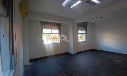 Térreo, reformado, desocupado. 77,98m² de área útil.