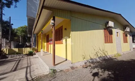 Casa mista com 3 dormitórios/Quartos sendo um suíte e 4 vagas no bairro Sarandi - POA/RS
