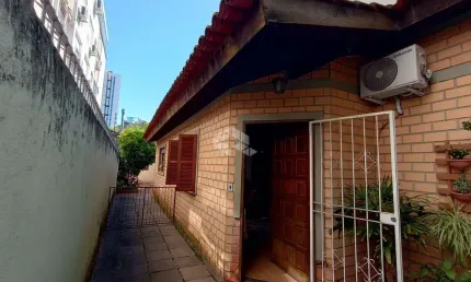 Terreno 255m² com 2 casas. Garagem para até 4 carros no bairro Rio Branco.