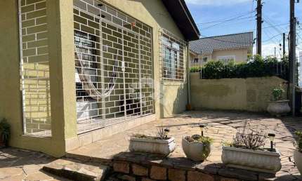 Casa com 2 dorm. à venda, com 217,80 m² no bairro Partenon.