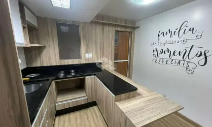 Charmoso Sobrado de 2 Dormitórios Totalmente Reformado em Condomínio com Excelente Infraestrutura