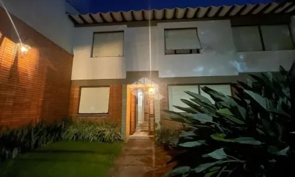 Residência Modernista dos Anos 70: Charme e Elegância em Cada Detalhe