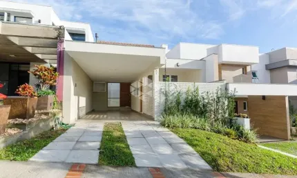 Belíssima Casa em Condomínio fechado com 3 dormitórios no bairro Vila  Nova em Porto Alegre, RS