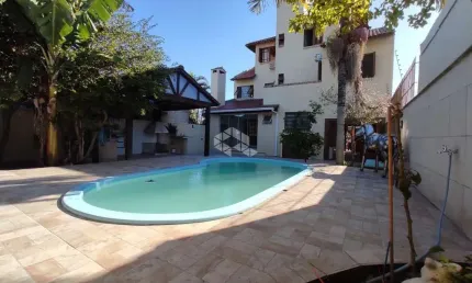Espetacular casa com piscina em frente ao Guaíba no Bairro Ipanema