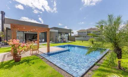 Casa térrea com 3 suítes e vista para o lago no Terraville em Porto Alegre.