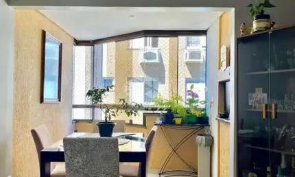 Apartamento de 02 dormitórios com sacada e churrasqueira no Bairro Cristal