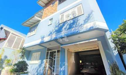 Excelente residência com 3 dormitórios próximo da Wenceslau Escobar  no bairro TRISTEZA na Zona Sul de PORTO ALEGRE, RS.