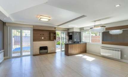 Casa em Condomínio com 4 suítes,  pátio com piscina próximo da Orla no Bairro Vila Assunção na Zonal Sul de Porto Alegre.