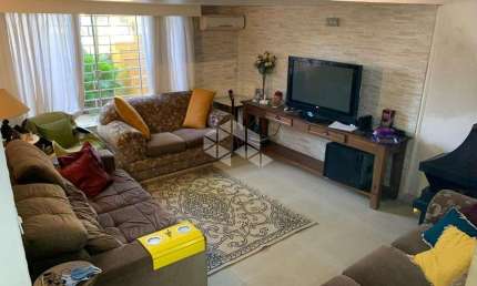 Casa 4 dormitórios sendo 1suíte com closet, 2 vagas no coração do bairro Vila Assunção