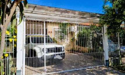 Casa a venda com 2 dormitórios, pátio e garagem coberta no bairro Hípica