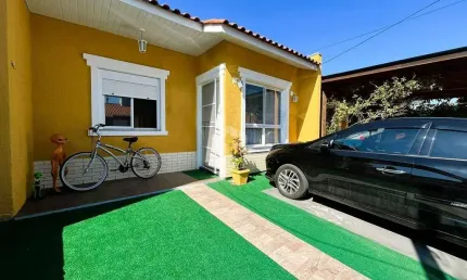 Casa térrea em condomínio com infra, 2 dormitórios, churrasqueira e garagem