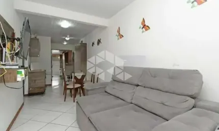Casa a venda com 2 dormitórios, pátio, 2 vagas cobertas no Bairro Hípica
