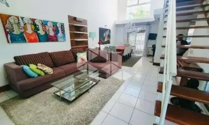 Sobrado com construção imponente, 400m² de área total, mobiliado com 3 dormitórios, 1 suíte, amplo pátio com piscina e vista para o rio