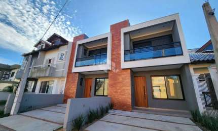 Casa nova e moderna com 3 dormitórios e pátio no Jardins do Prado