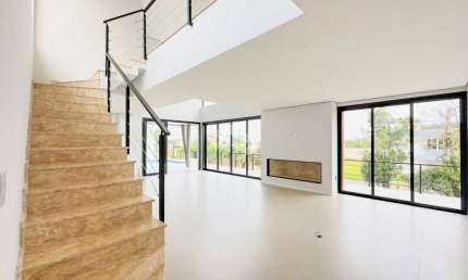 Casa nova com 266m², 4 suítes e piscina em condomínio fechado com infra na zona sul de Porto Alegre.