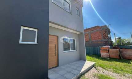 Casa estilo sobrado em condomínio fechado com infra, 2 suítes, pátio e 2 vagas