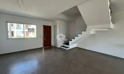 Casa estilo sobrado em condomínio fechado com infra, 2 suítes, pátio e 2 vagas