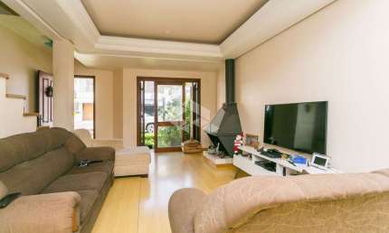 Casa em condomínio com 3 dormitórios no Centrinho da Tristeza em Porto Alegre.