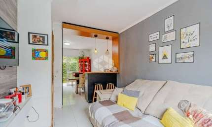 Casa estilo sobrado em condomínio fechado com 97 m², 2 dormitórios, pátio, 1 vaga no bairro Hípica