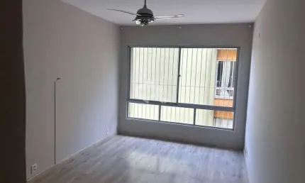 Apartamento de 02 dormitórios com 01 vaga de garagem, no bairro Cristal, zona sul de Porto Alegre/ RS.