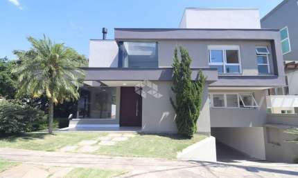 Casa a venda em condomínio fechado com 335m², 3 suítes e piscina na zona sul/Hípica