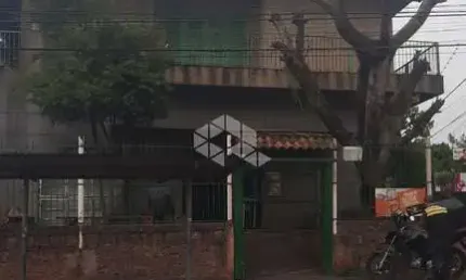 Prédio misto comercial/residencial com 2 apartamentos de 2 dormitórios