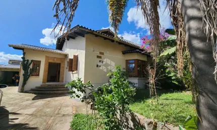 Casa térrea e desocupada no Bairro  Espírito Santo, Porto Alegre.