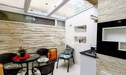 Sobrado em condomínio fechado de 3 quartos com 108m² no bairro Partenon