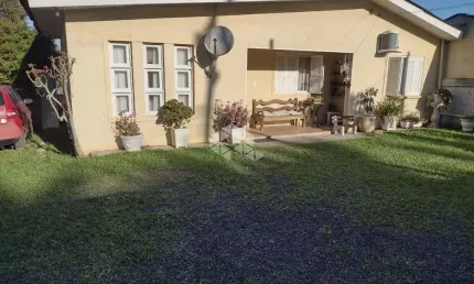 Casa 3 quartos, sala 2 ambientes, copa cozinha, 10 vagas, pátio com piscina.