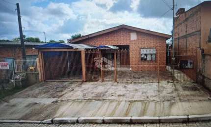 Casa de dois dormitórios no bairro Piratini em Alvorada.