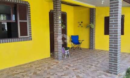 Òtima casa com 03 dormitórios na praia de Quintão RS.