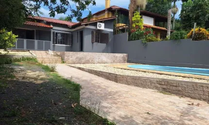 Casa com 2 dormitórios (1 suíte), salas amplas, 3 vagas com 112m²