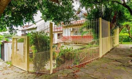 Casa de 3 dormitórios no Imperial Parque, Zona Sul de Porto Alegre