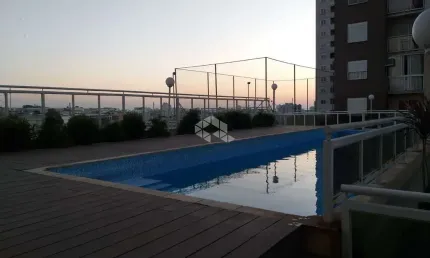 Apartamento 2 quartos, sacada, condomínio com piscina e quiosque