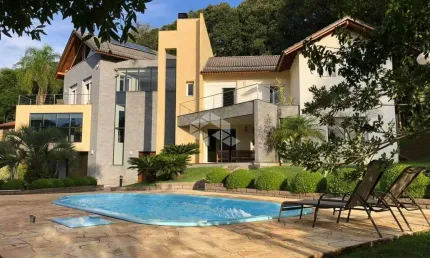 Casa em Condomínio com 4 quartos, sendo 3 suítes na Linha 40