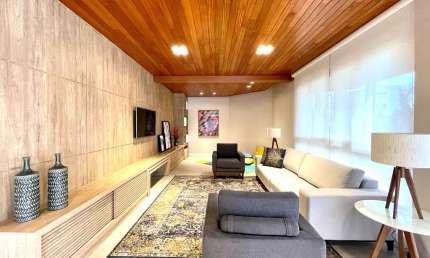 Apartamento com 4 dormitórios, um suíte e seus espaçosos 266 m² de área privativa.