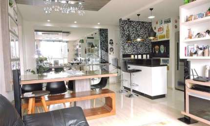 Apartamento semimobiliado com 2 dormitórios sendo um suíte e 2 vagas no Sanvitto