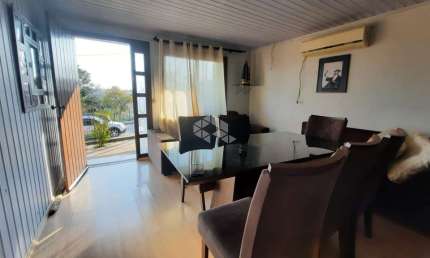 Casa no Bairro Charqueadas com 2 pavimentos, 145,90m², 3 vagas de garagem e amplo pátio.