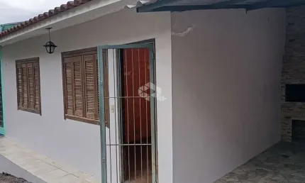 Casa em condomínio com 2 quartos, área de serviço, cozinha e sala conjugada, gargem