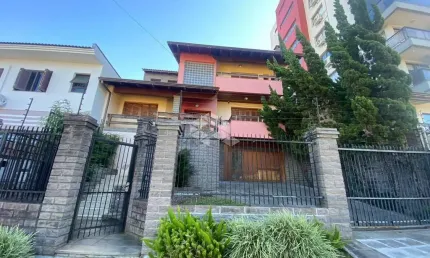 Casa três andares com 407 m² privativos no Bairro Colina Sorriso.