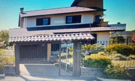 casa individual 3 quartos com pátio e salão de festa 2 quadras da lagoa
