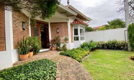 Casa de 4 dormitórios com 300m² privativos com 5 vagas de garagem no bairro Jardim Planalto