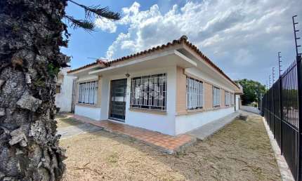 Casa com 05 dormitórios e 03 vagas com 260m² no bairro  Partenon